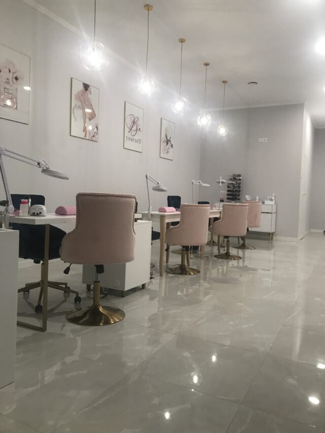 Biurko/Stolik z wyposażeniem